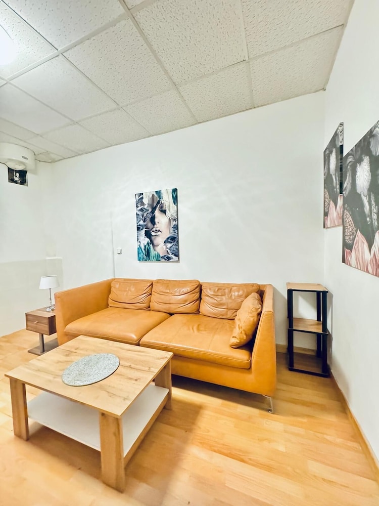 Cozy 2BR Apt Sleeps 6 Direct City Access