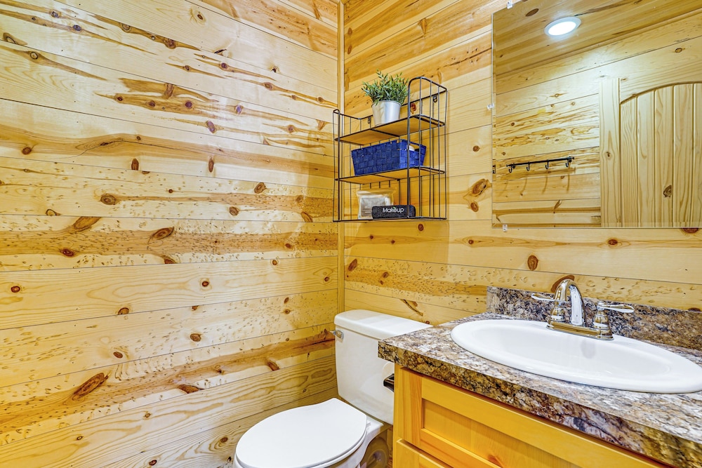 Rural Retreat w/ Water View! 9 Mi to Dtwn Granbury