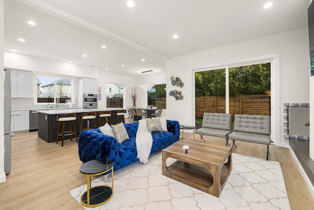 Brand New 5BR Home Fenced Yard Ample Parking