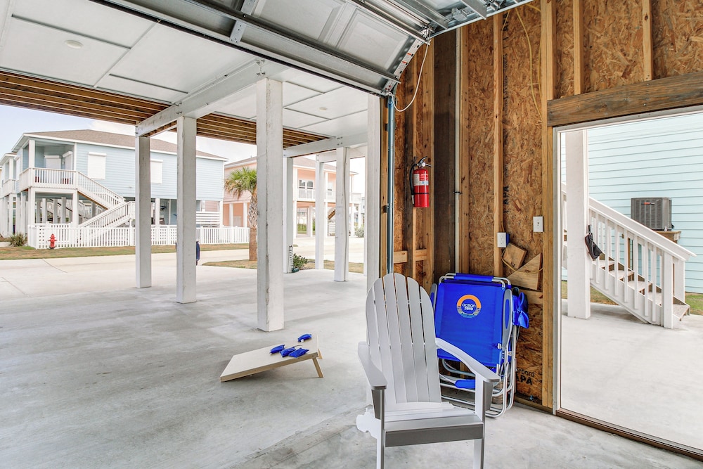 Walk to Water! Home w/ Pool Access in Rockport