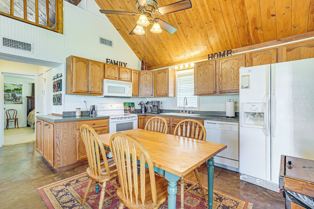 Boat & Swim: Lakefront Toledo Bend Retreat!