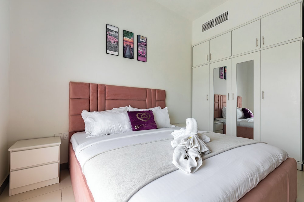 SIMPLY COMFORT Binghatti Gateway Family 2BR with Balcony, Close to Dubai Mall & Burj Khalifa