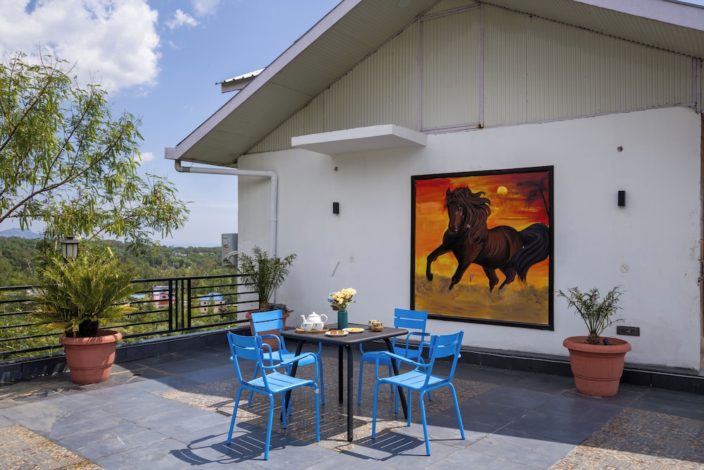 Elivaas Esh Cottage Willow | Hillside With Lush Garden