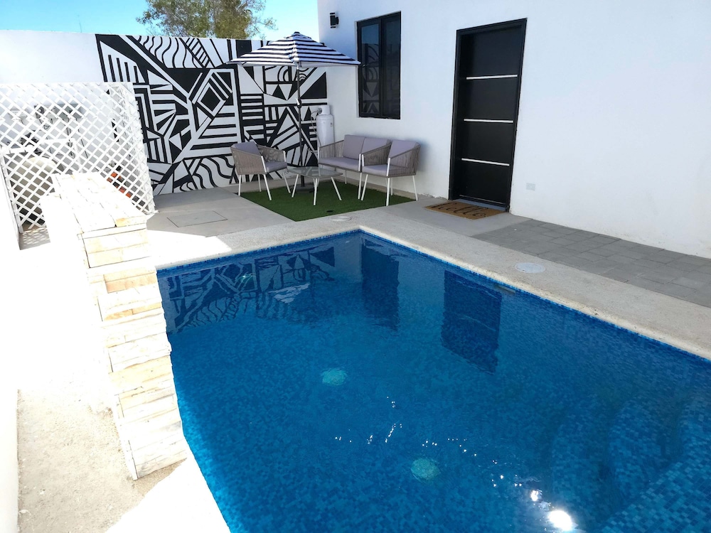 Beautiful 3bed 2bath new Home With Pool in Town