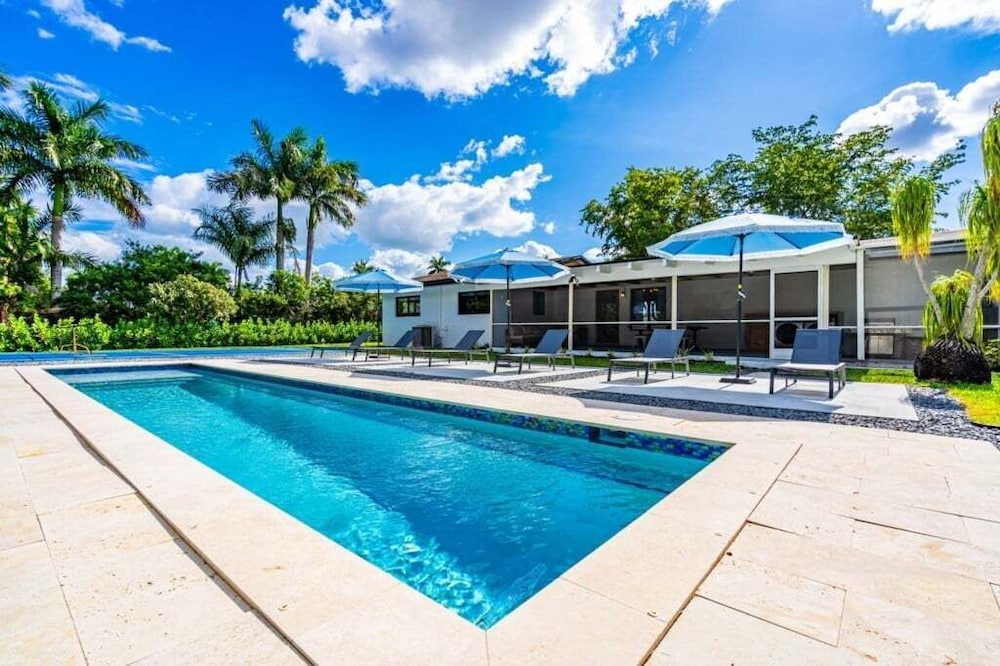 4br Biscayne River Home: Pool & Pickleball Fun 4 Bedroom Home