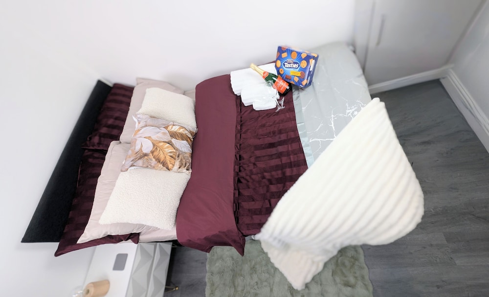 Chic Apartment in Manchester Sleeps 5