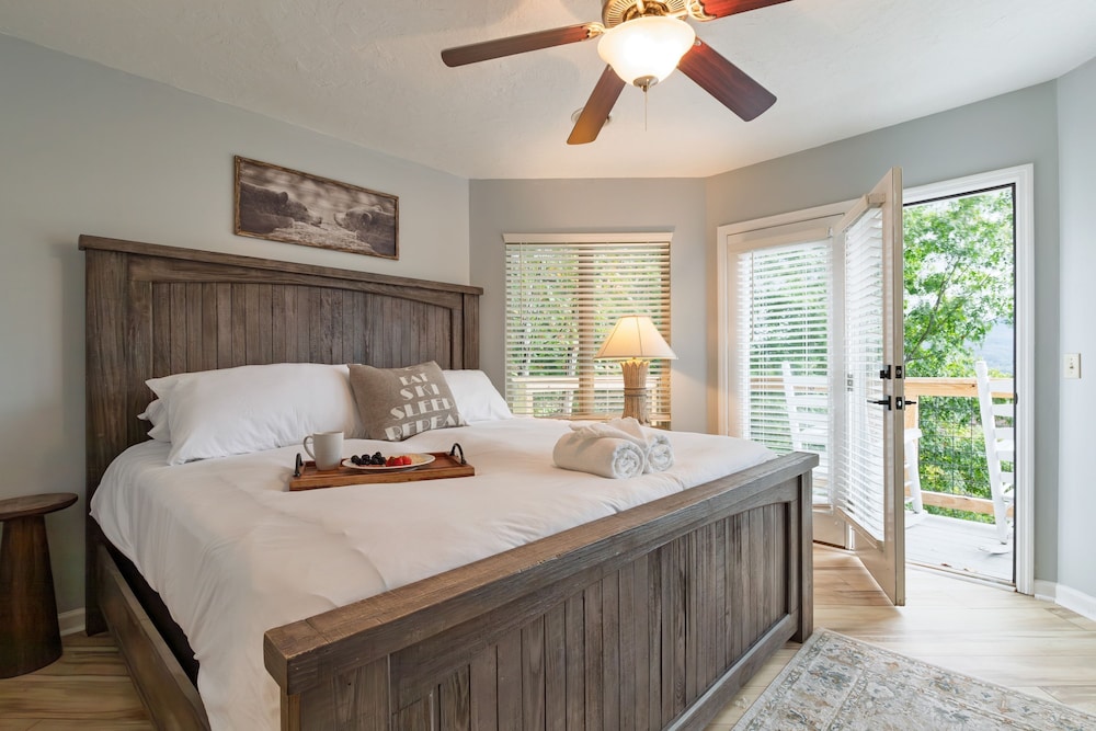 Gatlinburg Getaway by Avantstay 9bdr Sleeps 22 Hot tub Movie Theater