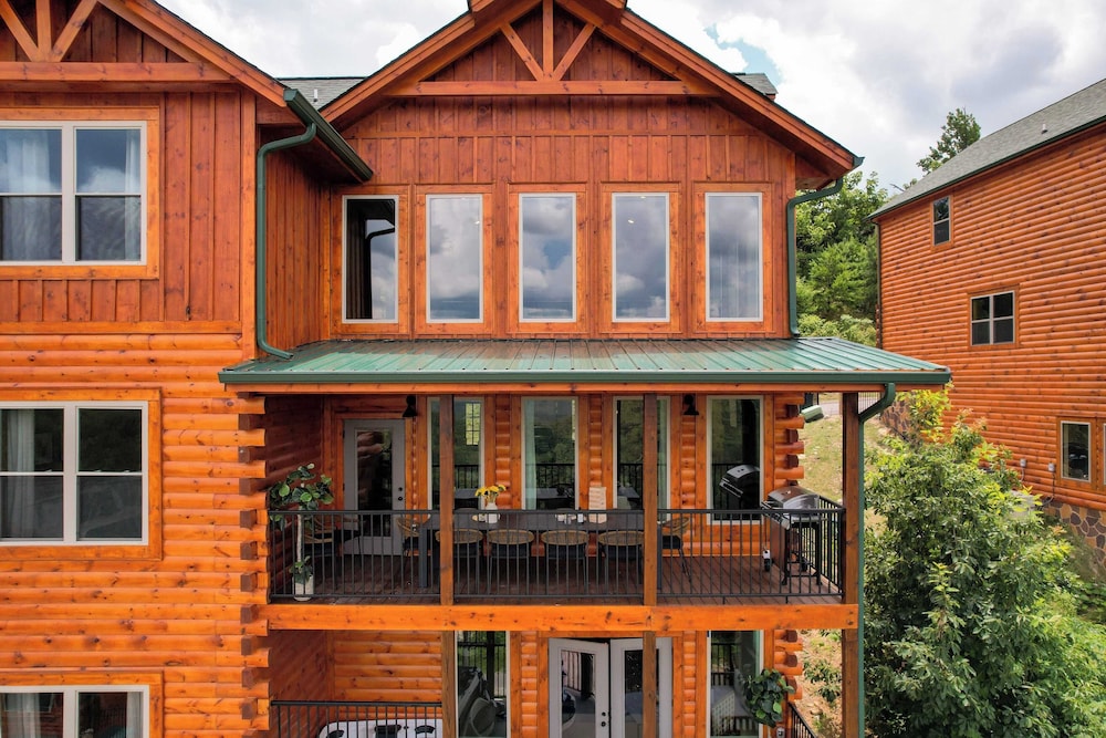2 Homes Firefly Trail Way by Avantstay Sleeps 28, Indoor Pool + Hot Tub + Movie Theater & Game Room