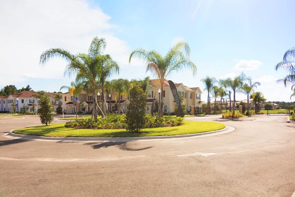 Modern Decor at West Lucaya 4 BR Wl8989