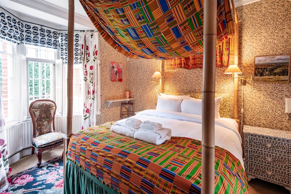 The Kensington Gatehouse - by Out of Office Lifestyle