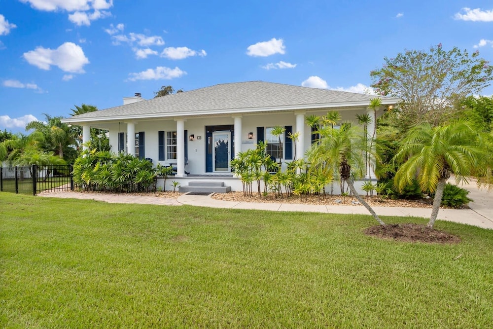 Beach Cottage 3 Bed 2 Bath Heated Pool Free Golf Cart Bring Your Boat RV Private 1AC lot