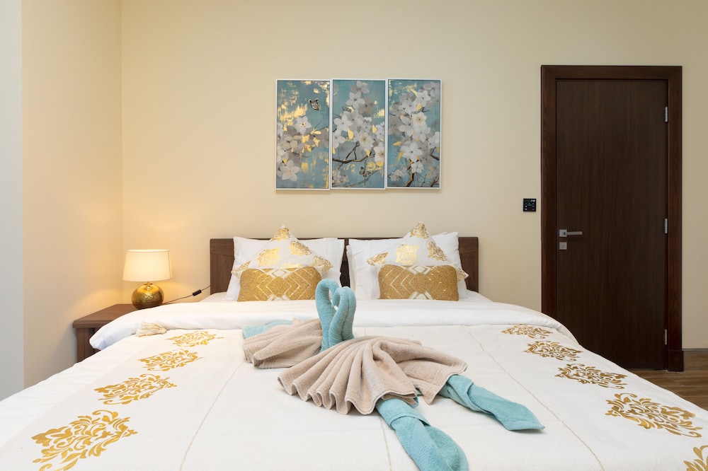 SIMPLY COMFORT Urban Chic Suites in J One Tower City & Canal Views