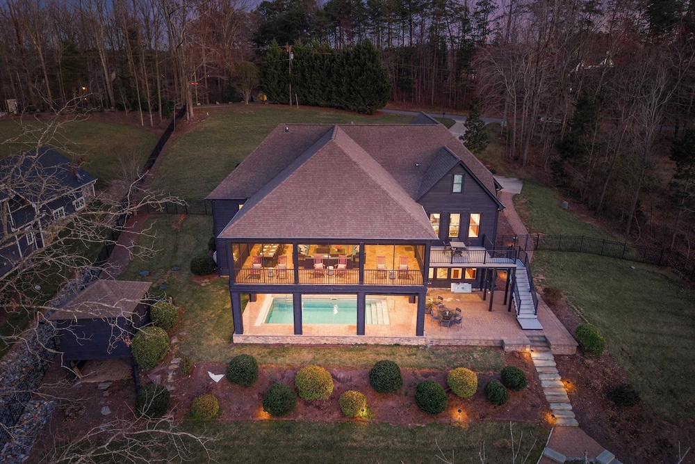 Luxury Lakefront Stay Private Dock, Indoor/outdoor Pool The Retreat