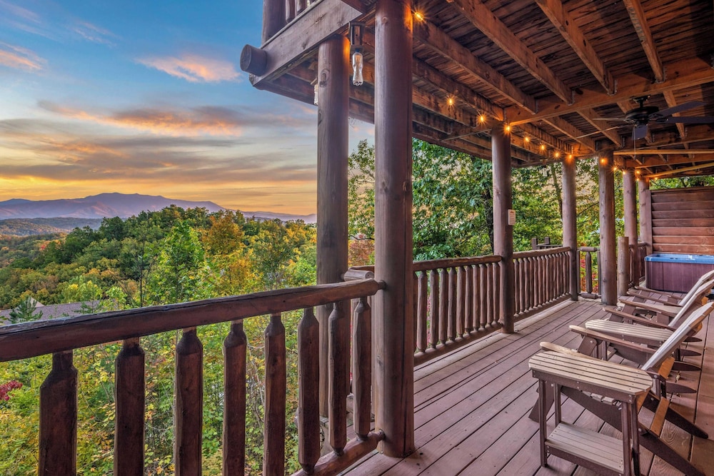56-guest Retreat Panoramic Views, Hot Tubs, Game Room & Theater Seasonal Outdoor Pool Near Dollywood, Gatlinburg