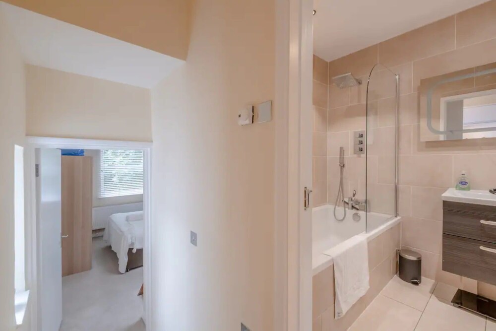 Lovely 2 Bedroom Apartment With Great Transport Links