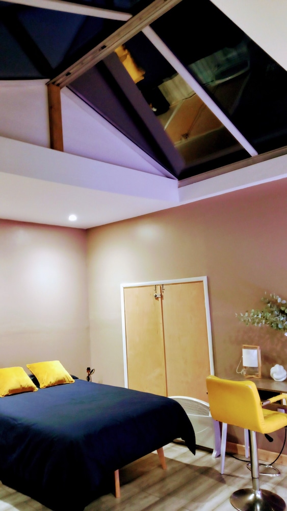 Stunning 1-bed Cabin in Bromley With hot tub view 3