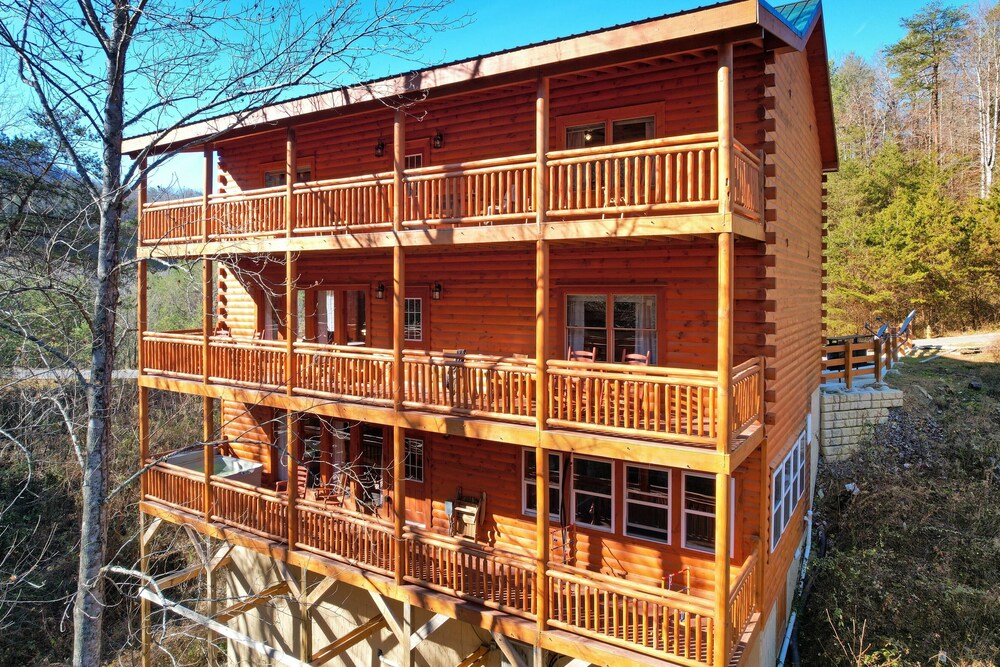 Haywood by Avantstay Mountain Living Dream! w/ Movie Theatre, Hot Tub+views! view 5