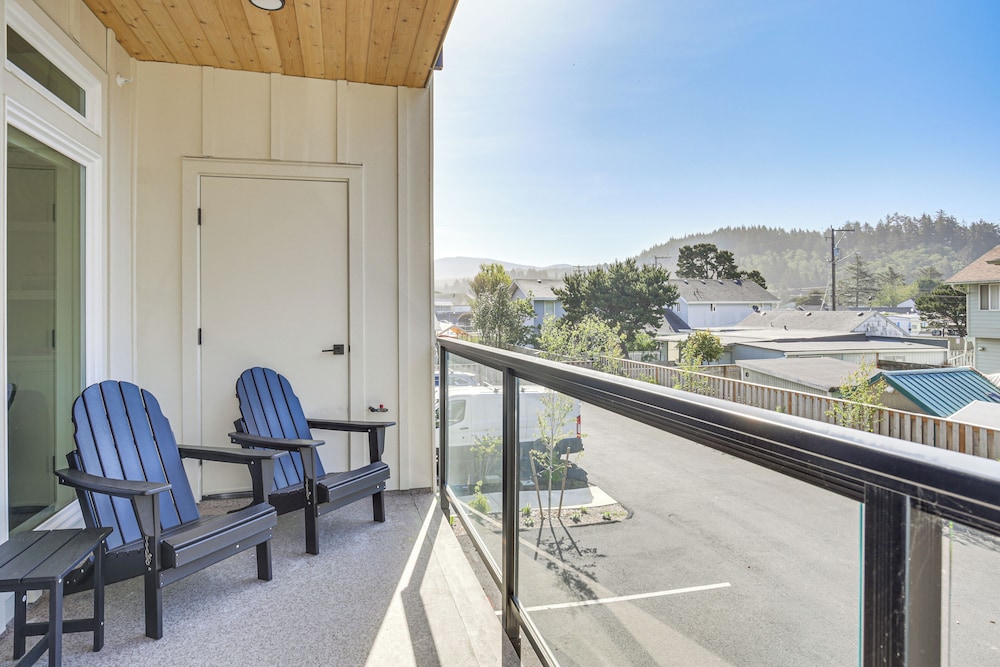 Walk to Beaches: Modern Townhome in Lincoln City!