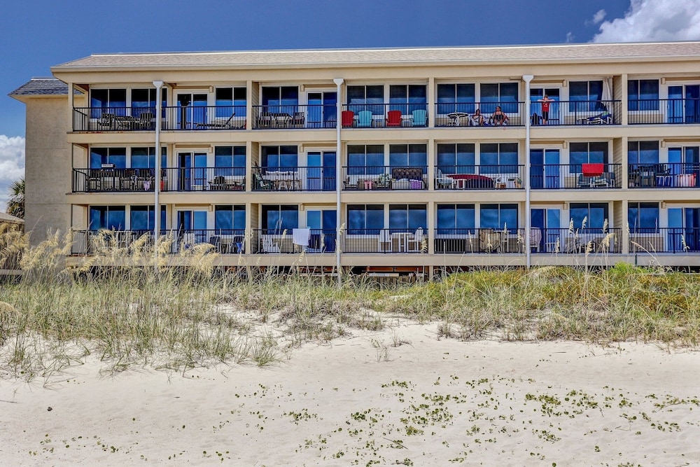 Coral Sands 102 2 Br condo by RedAwning
