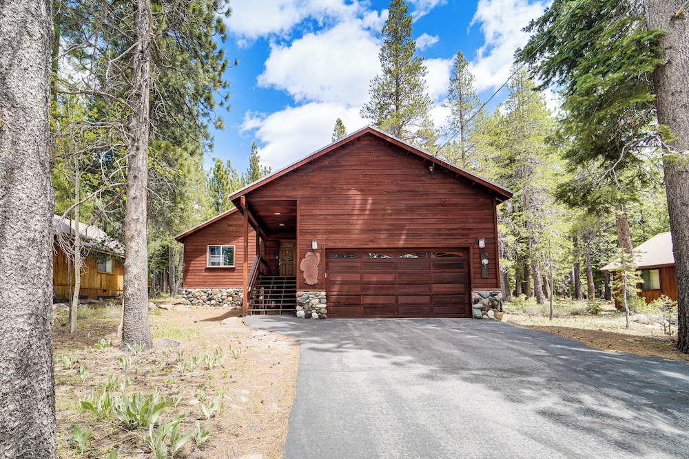 Home w/ Deck + Access to Tahoe Donner Amenities! view 2