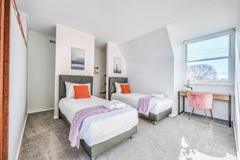 StayAU Private Two-Storey 6 Beds House Wendouree