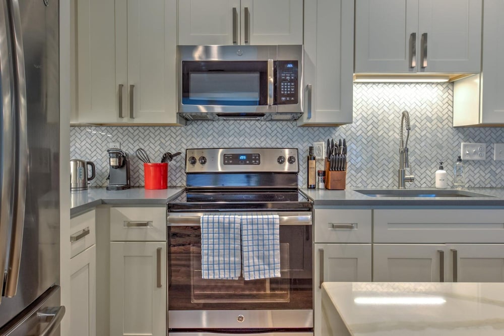 St Louis Heavenly 1BD 1BA Forest Park Apartment view 5