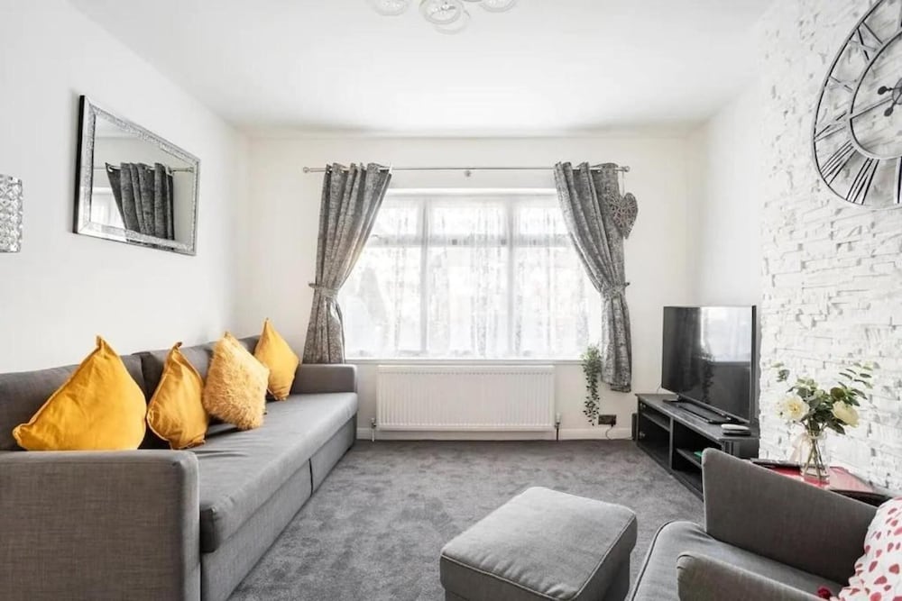 1 Bed-sleeps 4-free Parking-30 Min to Central Ldn