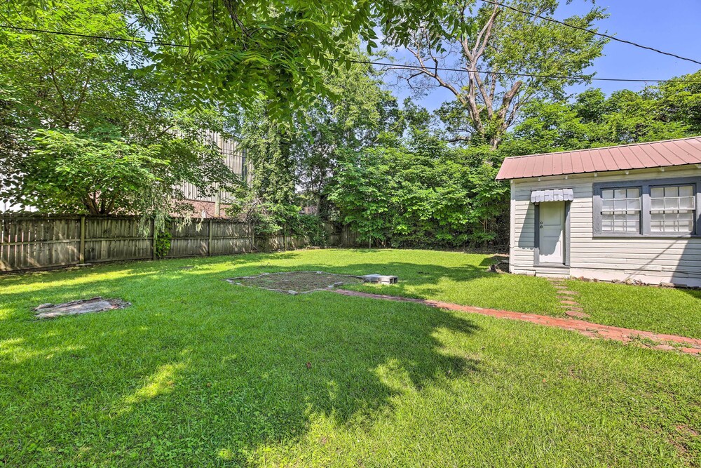 Quaint Leeds Studio w/ Yard ~ 18 Mi to Birmingham! view 5