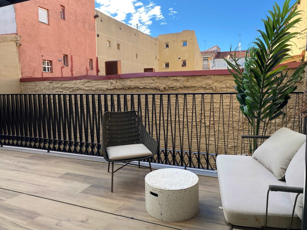 w Trendy 2BR w Sunny Terrace in Chueca