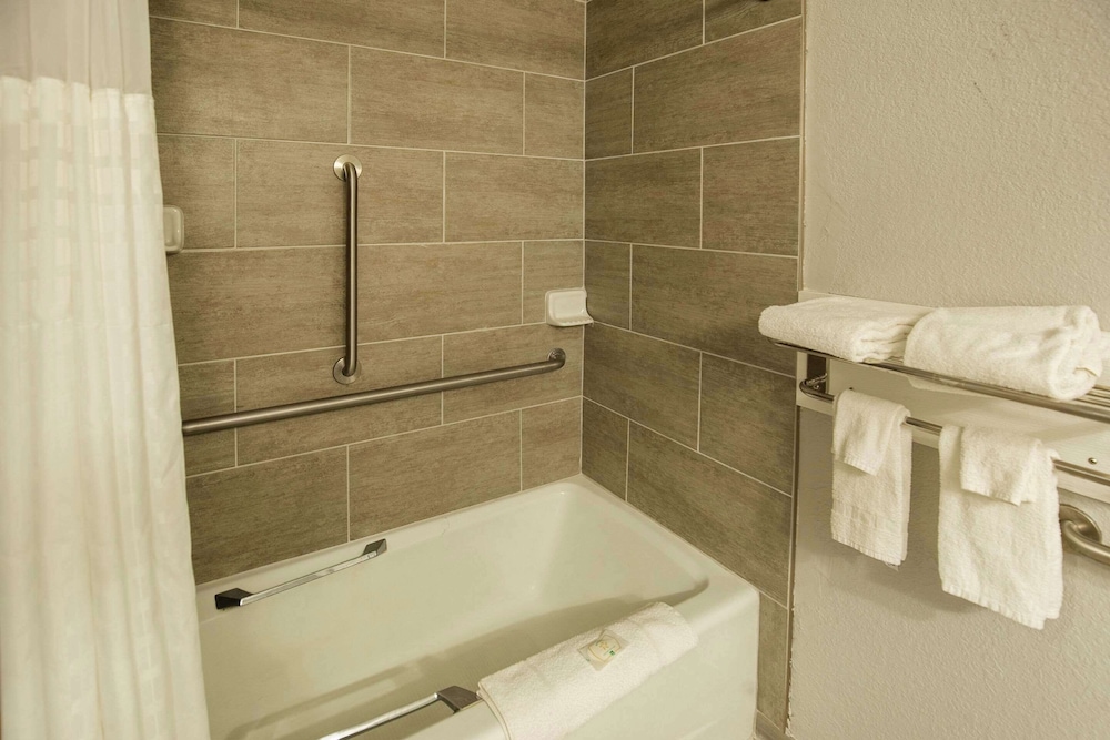 Quality Inn & Suites Hammond Near I-8090