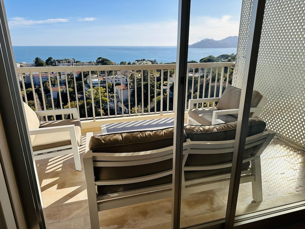 Large Light and Modern 2 Bedroomed Apartment in Cannes With Sea Views Pool and Lovely Terrace - 1503