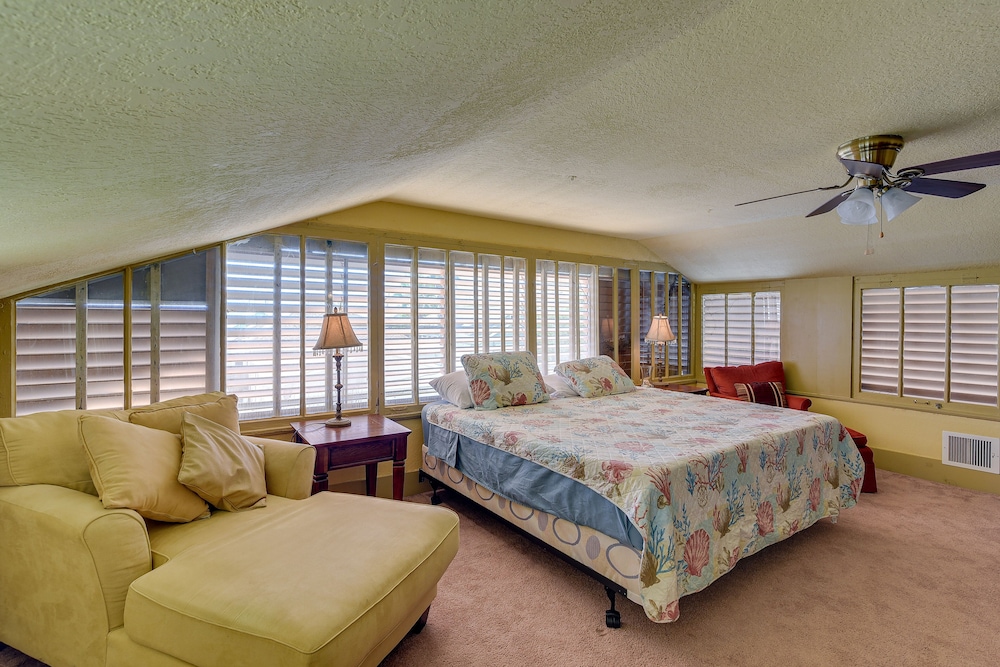 Central Galveston Home < 1 Mi to Beach! view 2