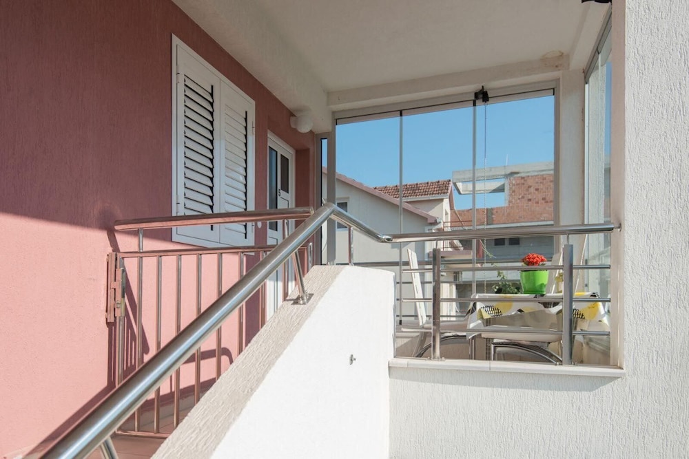 Modern Seaside Apartment With Balcony - Erika