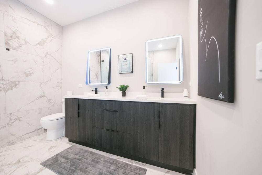 Magnificent NEW Home w 8 Beds Free Parking