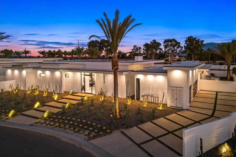 Sleeps 20 7-bedroom Villa w/ Pool, Putting Green & Hot Tub Bravo Villa #11 by Avantstay