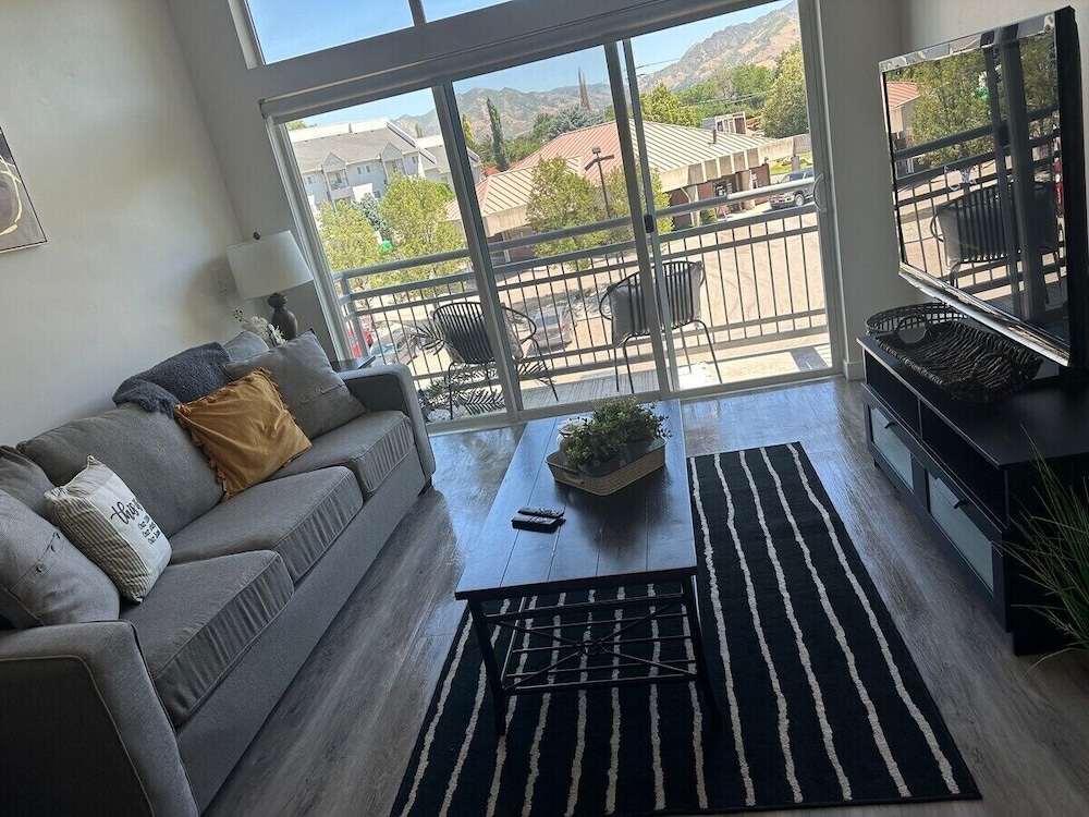 Cozy Modern Resort Inspired Apt
