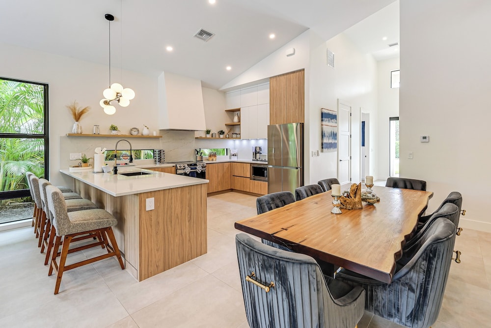Luxe Outdoor Living: Naples Getaway 2 Mi to Beach!