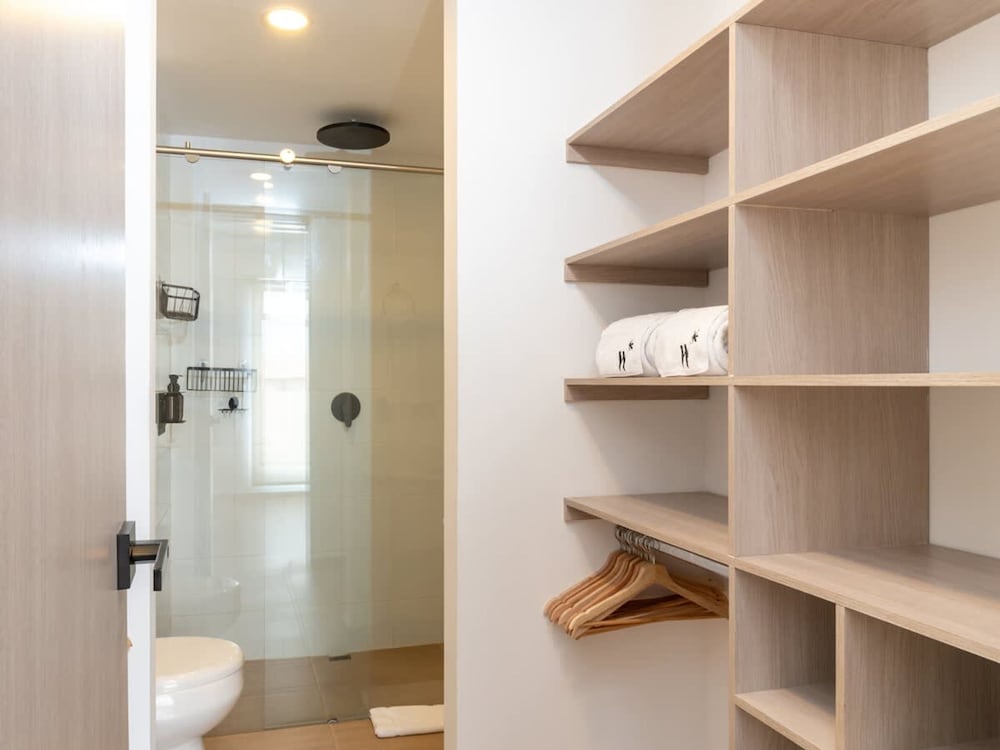 Lovely 3 BR w Balcony in Laureles Medellin