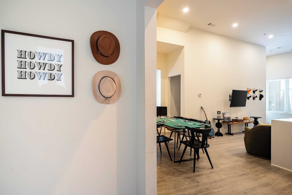 Sleeps 24 Rooftop, Game Room & Outdoor Spaces Just 10 Min to Broadway Outrider by Avantstay