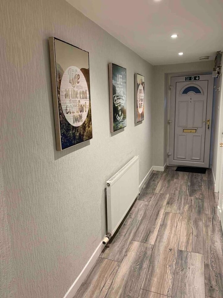 the Crescent, Large Spacious Central Flat view 2