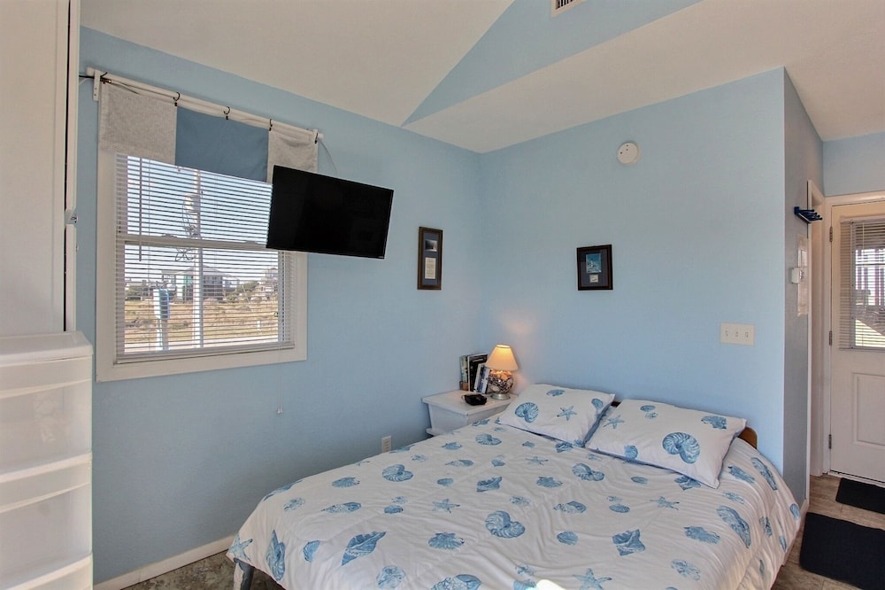 29 Cabana Anna Studio Bedroom Condo by RedAwning
