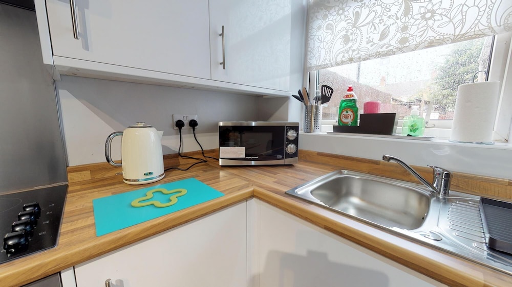 Stayzo 2BR House Accommodation in Peterborough view 2