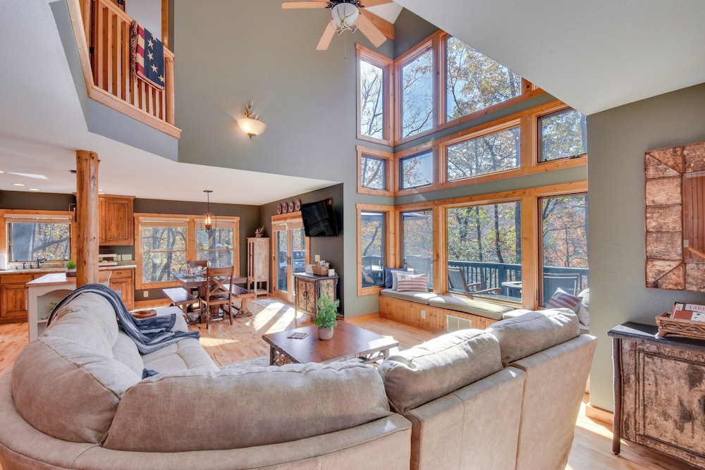 Fish, Hike & Swim: Lake Burton Retreat w/ Hot Tub!