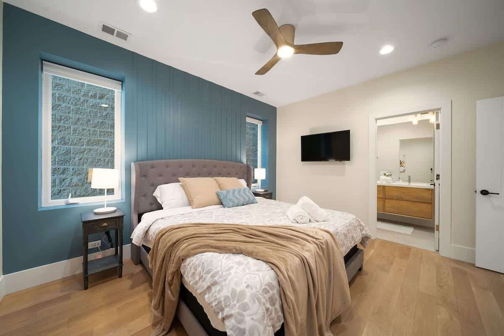 New 3 Bed by United Center w Parking Balcony