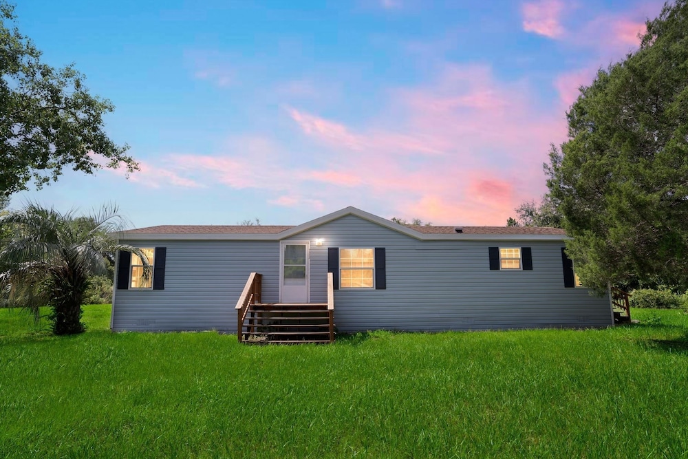 Leesburg Vacations - Relaxing 4br Hideaway In Groveland 4 Bedroom Cottage by RedAwning - Property Image 1