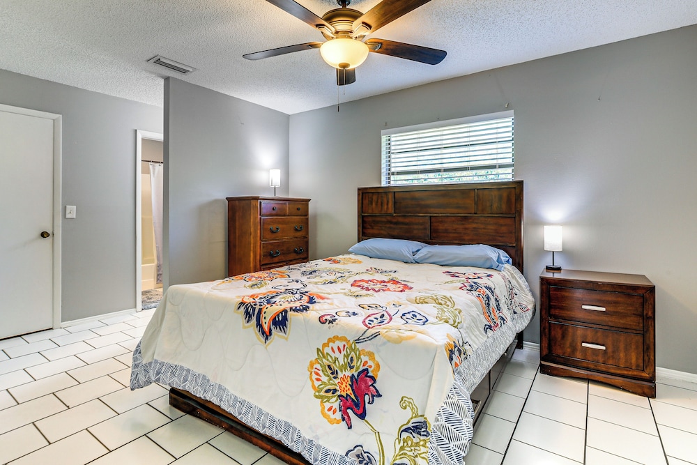 7 Mi to Beach: Cozy Home w/ Yard in Englewood!