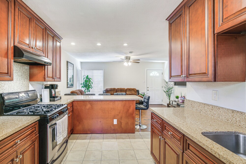 5 Mi to Coast: Centrally Located Long Beach Home!