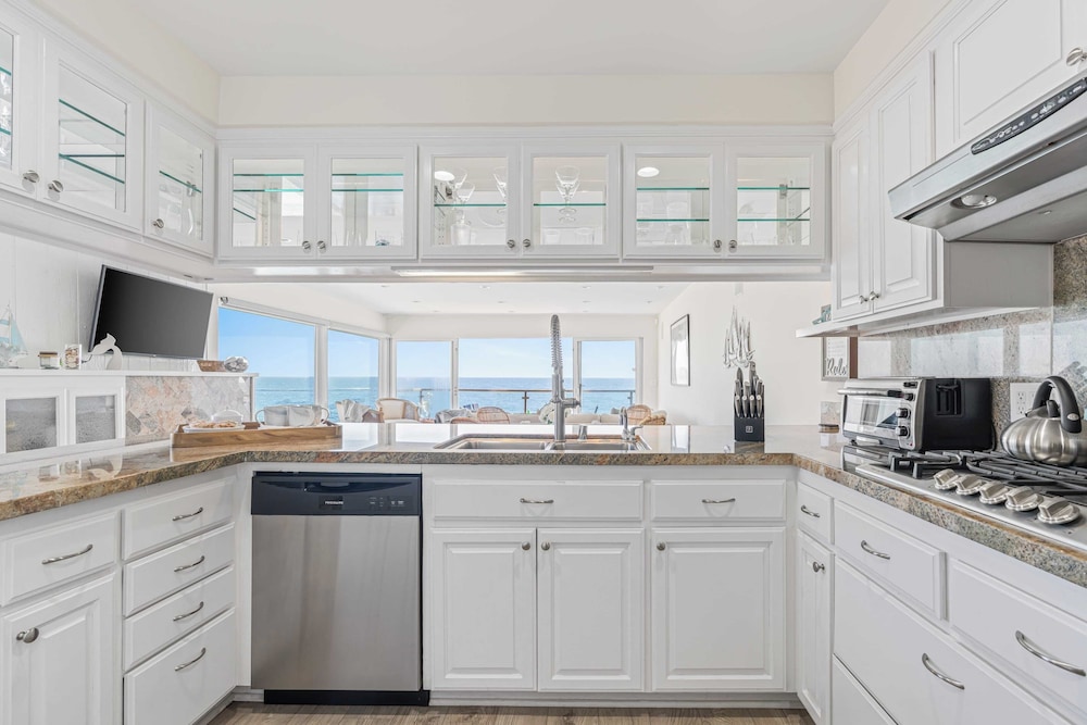 Big Rock Beach Retreat With Oceanfront Balconies, Direct Beach Access & Sweeping Sunset Views Pacific Coast Outlook by Avantstay