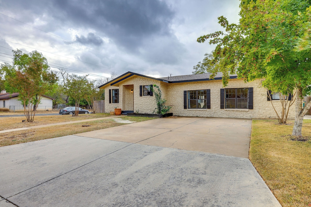 < 1 Mi to Dtwn: Home w/ Fenced Yard in Boerne!