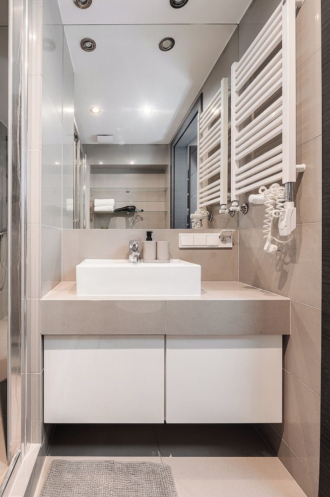 Lumina luxury 2-level apart with parking